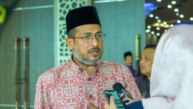 KUALA LUMPUR, 27 Dis – UMNO Negeri Kedah berpendirian bahawa perjuangan menuntut keadilan buat bekas Perdana Menteri, Datuk Seri Najib Razak tidak akan terhenti di sini. Ketua Penerangan UMNO Negeri Kedah, Datuk Shaiful Hazizy Zainol Abidin berkata, mereka yakin dan percaya bahawa segala ruang serta saluran perundangan yang masih tersedia akan terus dimanfaatkan secara tertib. “UMNO Kedah menzahirkan rasa kecewa dan dukacita terhadap keputusan mahkamah yang diumumkan semalam melibatkan Datuk Seri Najib Razak. “Dalam menghadapi saat yang sukar ini, UMNO Kedah mendoakan agar Datuk Seri Najib dan seluruh ahli keluarga terus diberikan kekuatan, ketabahan dan kesabaran dalam menempuh ujian yang besar ini. “UMNO Kedah berpendirian bahawa perjuangan menuntut keadilan tidak terhenti di sini. Kami yakin dan percaya bahawa segala ruang serta saluran perundangan yang masih tersedia akan terus dimanfaatkan secara tertib dan berlandaskan prinsip kedaulatan undang-undang,” katanya menerusi satu kenyataan. Beliau yang juga Ketua UMNO Bahagian Merbok turut menyeru seluruh ahli dan penyokong UMNO agar terus bertenang, bersatu dan memperbanyakkan doa. “Hakikatnya, Datuk Seri Najib tidak keseorangan. Walaupun terdapat segelintir pihak yang memilih untuk meraikan keputusan ini, UMNO Kedah ingin menegaskan bahawa rakyat marhaen termasuk nelayan, pekebun getah dan pesawah padi tetap menyanjungi jasa serta sumbangan besar beliau, khususnya kepada golongan luar bandar dan negeri-negeri seperti Kedah. “Sehubungan itu, UMNO Kedah menyeru seluruh ahli dan penyokong UMNO agar terus bertenang, bersatu, memperbanyakkan doa, serta kekal mendokong usaha dan harapan Dato’ Sri Najib dalam mencari keadilan yang sebenar. “UMNO Kedah juga yakin bahawa Presiden parti bersama pucuk pimpinan tertinggi UMNO tidak sama sekali mengambil mudah perkara ini, apatah lagi meletakkan agenda keadilan untuk Datuk Seri Najib sebagai perkara sampingan. Usaha akan terus digerakkan secara berhemah, konsisten dan bertanggungjawab demi kepentingan parti serta negara. “Semoga Allah SWT memberikan petunjuk, keadilan dan kekuatan kepada semua pihak, serta memelihara keharmonian dan kestabilan negara,” katanya lagi. Pada Jumaat media melaporkan Najib dikenakan hukuman penjara 15 tahun dan didenda RM11.38 bilion oleh Mahkamah Tinggi. Hakim Mahkamah Persekutuan yang bertindak selaku Hakim Mahkamah Tinggi, Datuk Collin Lawrence Sequerah menjatuhkan hukuman pada jam 9 malam selepas beliau terdahulu mendapati bekas Presiden UMNO itu bersalah terhadap empat tuduhan menggunakan kedudukan untuk suapan RM2.3 bilion dana 1MDB dan 21 tuduhan pengubahan wang haram membabitkan jumlah sama. – UMNO Online