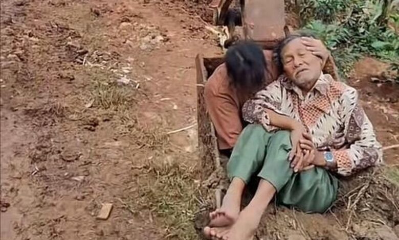 Warga emas sakit diangkut guna jengkaut ke klinik