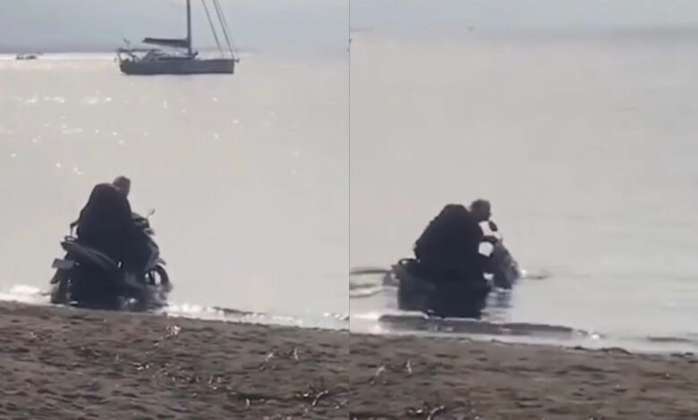 Pelancong tunggang motosikal dalam laut