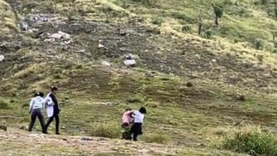 2 wanita tarik rambut di atas gunung