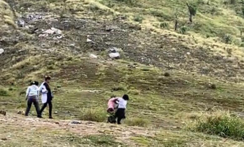 2 wanita tarik rambut di atas gunung