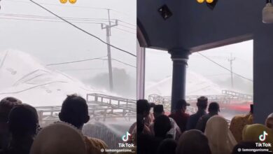 Tetamu ketakutan lihat pentas roboh ditiup angin kencang