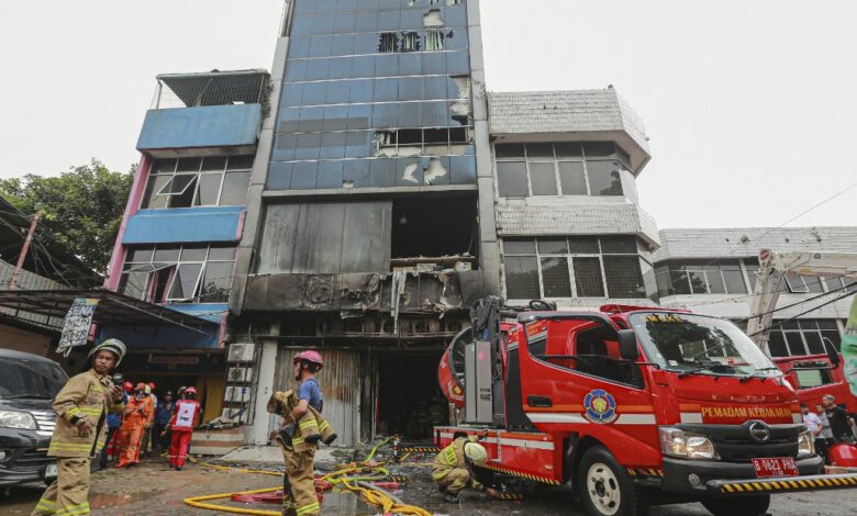 Bangunan pejabat 7 tingkat terbakar, 20 hilang nyawa