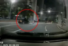 Seorang lelaki yang baru sebulan mendirikan rumah tangga maut dalam nahas membabitkan kereta dan motosikal di Jalan Kuchai Lama arah ke Sri petaling. - Tangkap layar tular