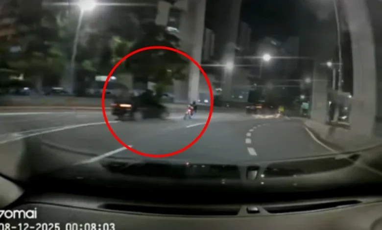 Seorang lelaki yang baru sebulan mendirikan rumah tangga maut dalam nahas membabitkan kereta dan motosikal di Jalan Kuchai Lama arah ke Sri petaling. - Tangkap layar tular