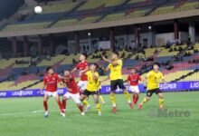 AKSI MFC (merah) dan NSFC di Stadium Hang Jebat. -FOTO Nazri Abu Bakar