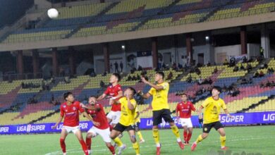 AKSI MFC (merah) dan NSFC di Stadium Hang Jebat. -FOTO Nazri Abu Bakar