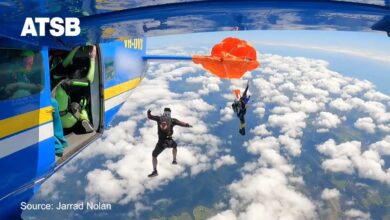 Payung terjun tersangkut ekor pesawat