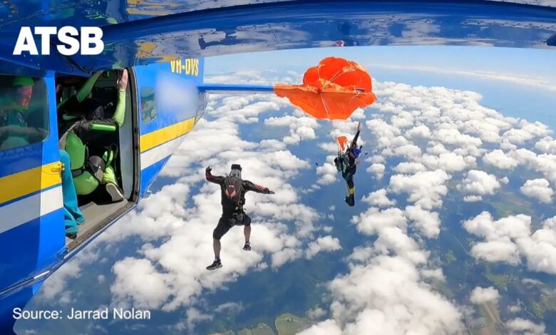 Payung terjun tersangkut ekor pesawat