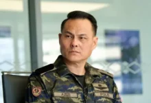 Pelakon dan usahawan, Adam Corrie mencuri perhatian ramai selepas berkongsi satu nasihat di platform Threads untuk pengikutnya, khususnya golongan wanita. Dalam perkongsiannya, Adam menasihati golongan wanita untuk lebih berhati-hati dalam meluahkan masalah peribadi, terutamanya menerusi mesej peribadi kepada selebriti, pempengaruh atau pendakwah berlainan jantina. Menurut Adam, individu tersebut bukanlah pihak yang sesuai untuk mendengar luahan masalah memberikan pandangan. Walaupun berniat hanya mahu meluahkan perasaan dan masalah, namun situasi tersebut boleh menimbulkan salah faham dan penyalahgunaan kepercayaan. “Jik cik-cik/ puan-puan sedang ada masalah, sebaiknya elakkan daripada DM (mesej langsung) atau PM (mesej peribadi) artis lelaki, influencer lelaki atau ustaz lelaki untuk meluahkan perasaan dan masalah. Mungkin niat kita sekadar ingin berkongsi atau mencari pandangan, tetapi hakikatnya mereka bukan pihak yang sesuai untuk menyelesaikan masalah peribadi kita.” Pada masa yang sama, pelakon itu juga menasihatkan agar individu yang berdepan dengan masalah memilih untuk berkongsi dengan individu sama jantina seperti rakan rapat atau ahli keluarga yang dipercayai. “Lebih baik kita bercerita dengan rakan sejenis atau individu yang benar-benar dipercayai. Zaman sekarang, macam-macam boleh berlaku. Kita perlu berhati-hati agar tidak timbul salah faham, niat yang tidak baik, atau perkara yang boleh membawa kepada situasi di luar kawalan. Orang ambil kesempatan pun ramai.” Tujuannya adalah untuk mengelak daripada fitnah atau situasi di luar kawalan. Adam Corrie turut menekankan bahawa tidak semua orang mempunyai niat yang baik dan ada pihak yang mungkin mengambil kesempatan atas situasi tersebut.