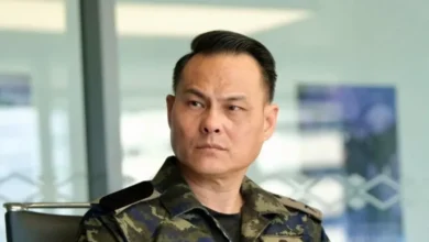 Pelakon dan usahawan, Adam Corrie mencuri perhatian ramai selepas berkongsi satu nasihat di platform Threads untuk pengikutnya, khususnya golongan wanita. Dalam perkongsiannya, Adam menasihati golongan wanita untuk lebih berhati-hati dalam meluahkan masalah peribadi, terutamanya menerusi mesej peribadi kepada selebriti, pempengaruh atau pendakwah berlainan jantina. Menurut Adam, individu tersebut bukanlah pihak yang sesuai untuk mendengar luahan masalah memberikan pandangan. Walaupun berniat hanya mahu meluahkan perasaan dan masalah, namun situasi tersebut boleh menimbulkan salah faham dan penyalahgunaan kepercayaan. “Jik cik-cik/ puan-puan sedang ada masalah, sebaiknya elakkan daripada DM (mesej langsung) atau PM (mesej peribadi) artis lelaki, influencer lelaki atau ustaz lelaki untuk meluahkan perasaan dan masalah. Mungkin niat kita sekadar ingin berkongsi atau mencari pandangan, tetapi hakikatnya mereka bukan pihak yang sesuai untuk menyelesaikan masalah peribadi kita.” Pada masa yang sama, pelakon itu juga menasihatkan agar individu yang berdepan dengan masalah memilih untuk berkongsi dengan individu sama jantina seperti rakan rapat atau ahli keluarga yang dipercayai. “Lebih baik kita bercerita dengan rakan sejenis atau individu yang benar-benar dipercayai. Zaman sekarang, macam-macam boleh berlaku. Kita perlu berhati-hati agar tidak timbul salah faham, niat yang tidak baik, atau perkara yang boleh membawa kepada situasi di luar kawalan. Orang ambil kesempatan pun ramai.” Tujuannya adalah untuk mengelak daripada fitnah atau situasi di luar kawalan. Adam Corrie turut menekankan bahawa tidak semua orang mempunyai niat yang baik dan ada pihak yang mungkin mengambil kesempatan atas situasi tersebut.