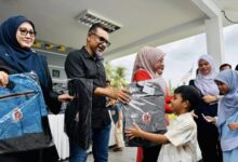 Pak Mus Santuni Warga Palong, Sampaikan Sumbangan Beg Sekolah