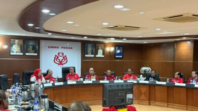 Dalam mesyuarat tersebut, pelbagai isu semasa dibincangkan secara menyeluruh, termasuk perkembangan politik semasa dan cabaran yang dihadapi parti di peringkat negeri. Selain itu, perancangan awal berkaitan pergerakan serta aktiviti UMNO Perak bagi tahun 2026 turut menjadi fokus utama perbincangan. Mesyuarat ini diadakan bagi memastikan keselarasan gerak kerja antara kepimpinan negeri dan ba