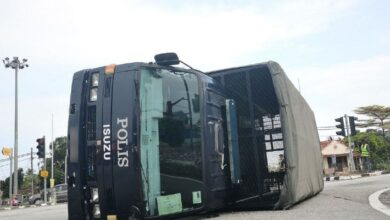 10 tahanan cedera, lori polis dari Penjara Seremban ke Mahkamah Rembau terbalik