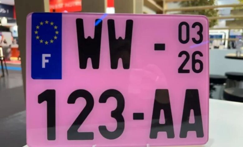 Plat kenderaan merah jambu diperkenalkan