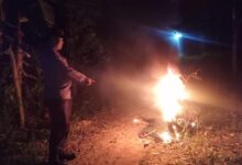 Padah ‘skandal’ isteri orang, motosikal remaja hangus dibakar