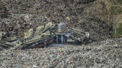 ‘Gunung’ sampah runtuh, 38 orang hilang