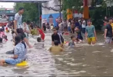 Banjir bertukar ‘water park’, penduduk selamba berenang tengah jalan