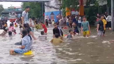 Banjir bertukar ‘water park’, penduduk selamba berenang tengah jalan