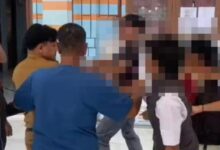 Guru bergaduh dengan pelajar