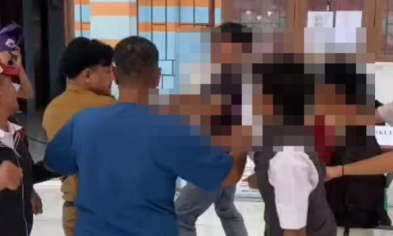 Guru bergaduh dengan pelajar