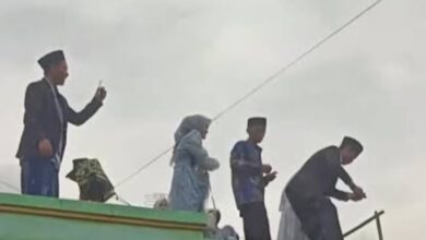 Tuan rumah campak wang dari bumbung