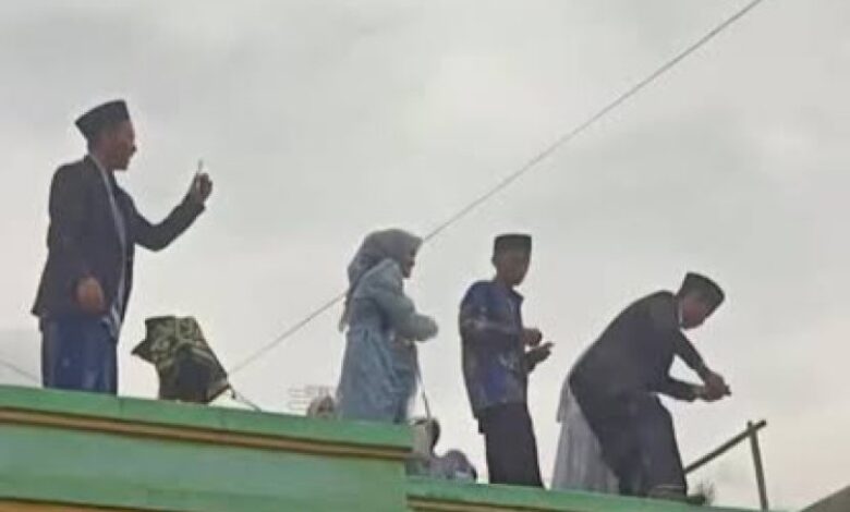 Tuan rumah campak wang dari bumbung