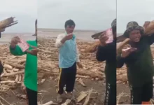 Penduduk jumpa wang dalam sisa banjir