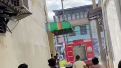 Penduduk tendang jentera bomba, berang hos air rosak