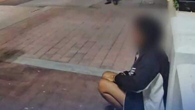 Wanita berjalan tanpa seurat benang dekat hospital