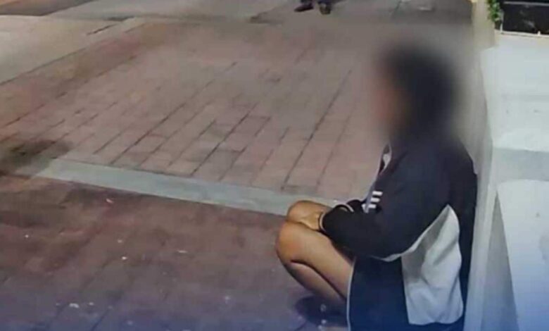 Wanita berjalan tanpa seurat benang dekat hospital