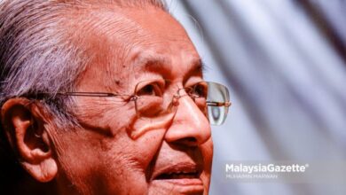 Dr. Mahathir terjatuh, dirawat di IJN