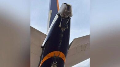 Ekor pesawat SIA terkena landasan