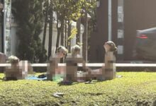 4 wanita pakai bikini berjemur dekat kuil