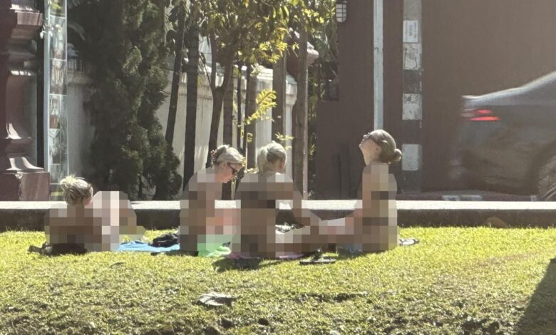 4 wanita pakai bikini berjemur dekat kuil