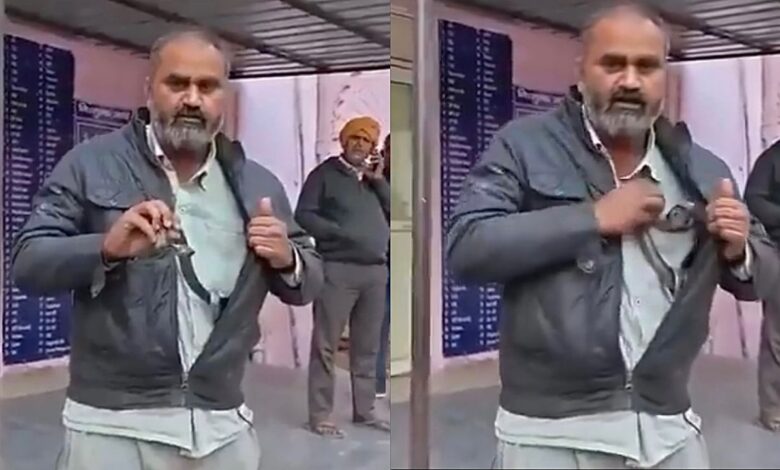 Lelaki kena patuk, bawa ular pergi hospital