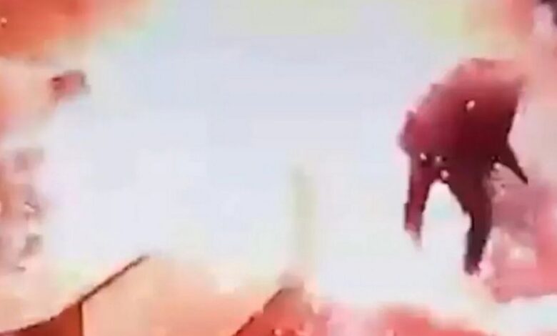 Bungkusan misteri tiba-tiba meletup