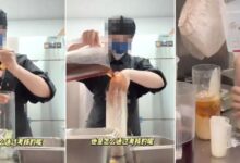 Pekerja kedai teh celup tangan kacau minuman