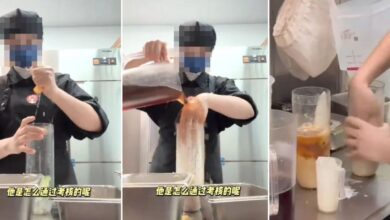 Pekerja kedai teh celup tangan kacau minuman