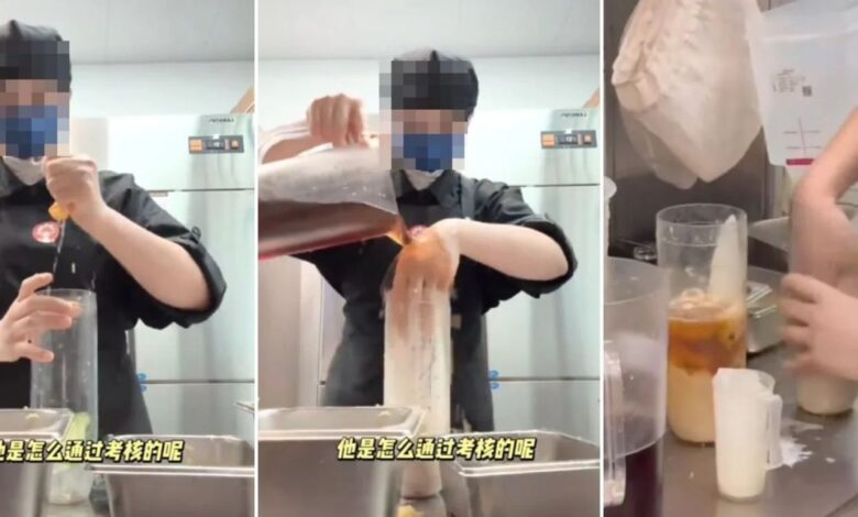 Pekerja kedai teh celup tangan kacau minuman