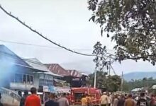 Berang bomba datang lambat, penduduk baling batu