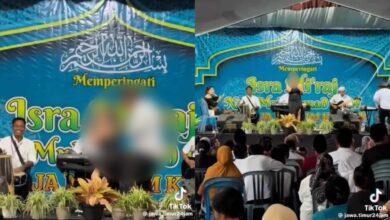 Wanita joget di majlis Israk Mikraj