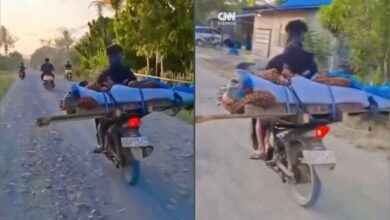 Ambulans tak cukup, penduduk usung jenazah naik motor