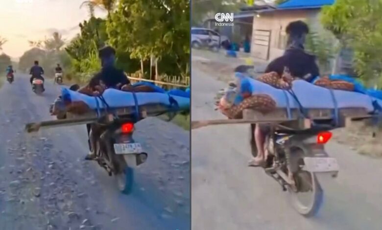 Ambulans tak cukup, penduduk usung jenazah naik motor