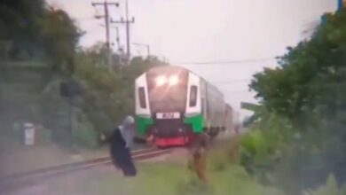 2 gadis terjah kereta api komuter