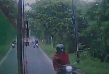 Lelaki baling batu sampai tingkap bas pecah