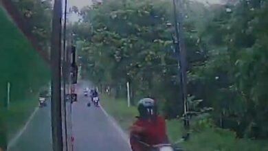 Lelaki baling batu sampai tingkap bas pecah