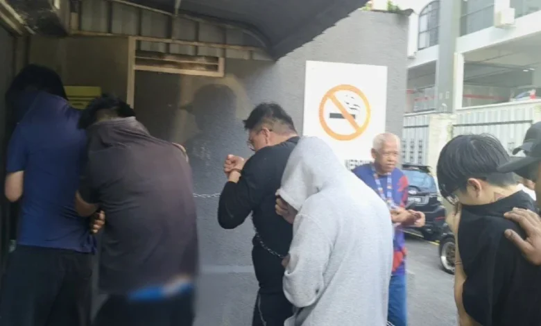 6 rakan didakwa merusuh di Taman Mount Austin