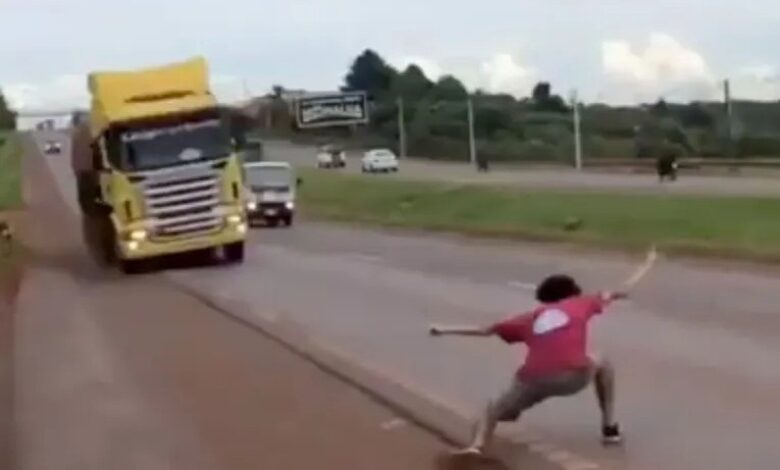 Remaja ‘bersilat’ depan treler ditangkap