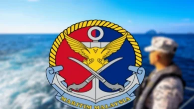 Bot terbalik: 4 pencandat sotong berpaut pelampung tunggu diselamatkan